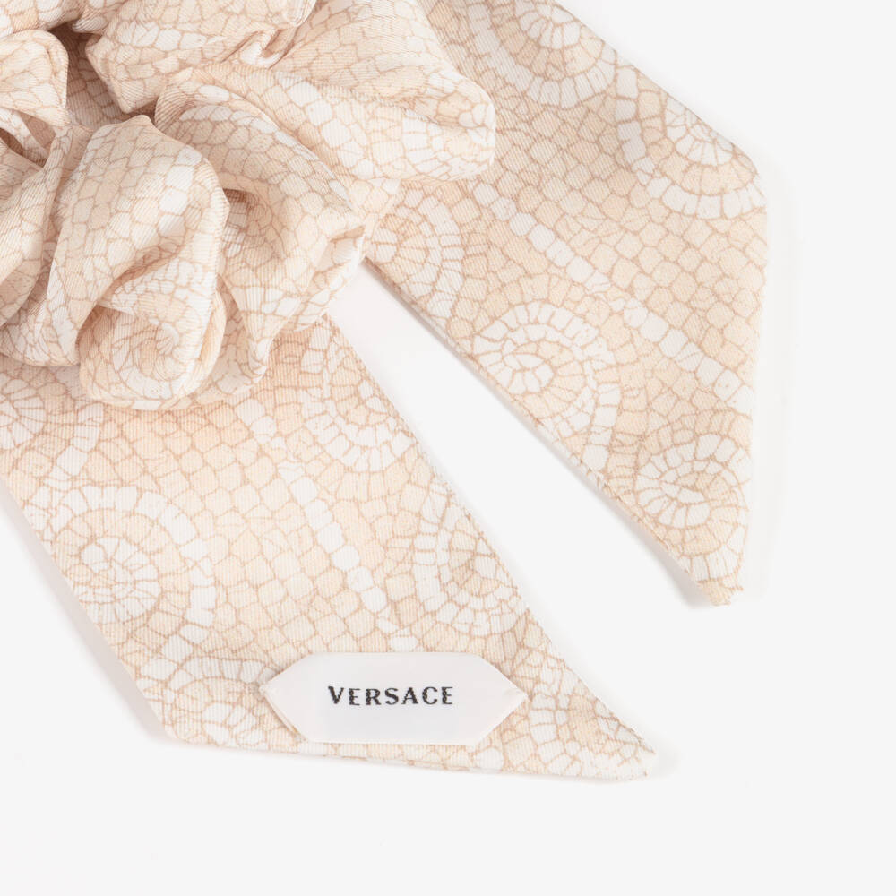 Versace-ربطة شعر بنقشة غريكا لون عاجي وبيج للبنات (21 سم) | Childrensalon
