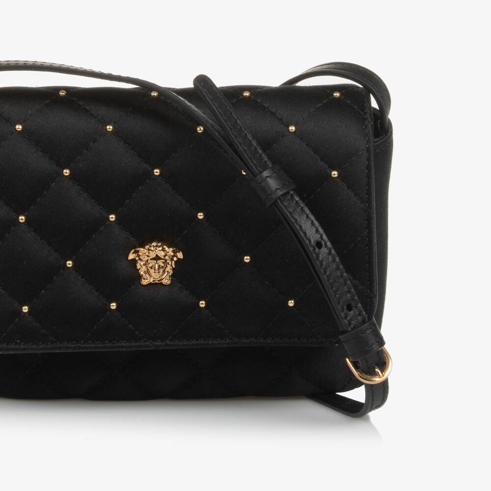 Versace-حقيبة كتف مبطنة مزينة بحلي لون أسود للبنات (16 سم) | Childrensalon