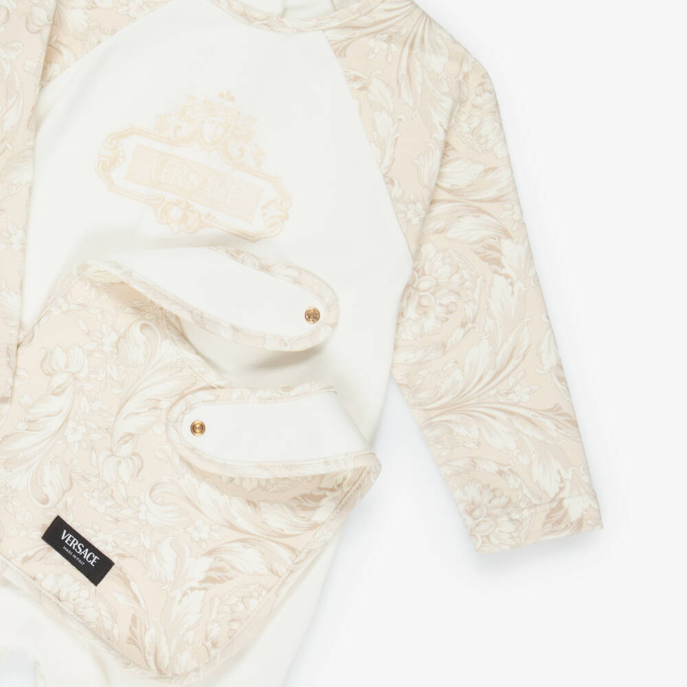 Versace-Комплект с комбинезоном кремово-бежевый хлопковый Whisper Barocco для малышей | Childrensalon