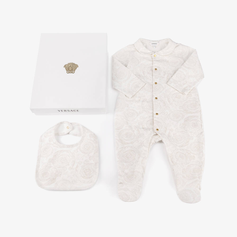 Versace-طقم هدية بيبي غرو بطبعة باروكو لون عاجي | Childrensalon