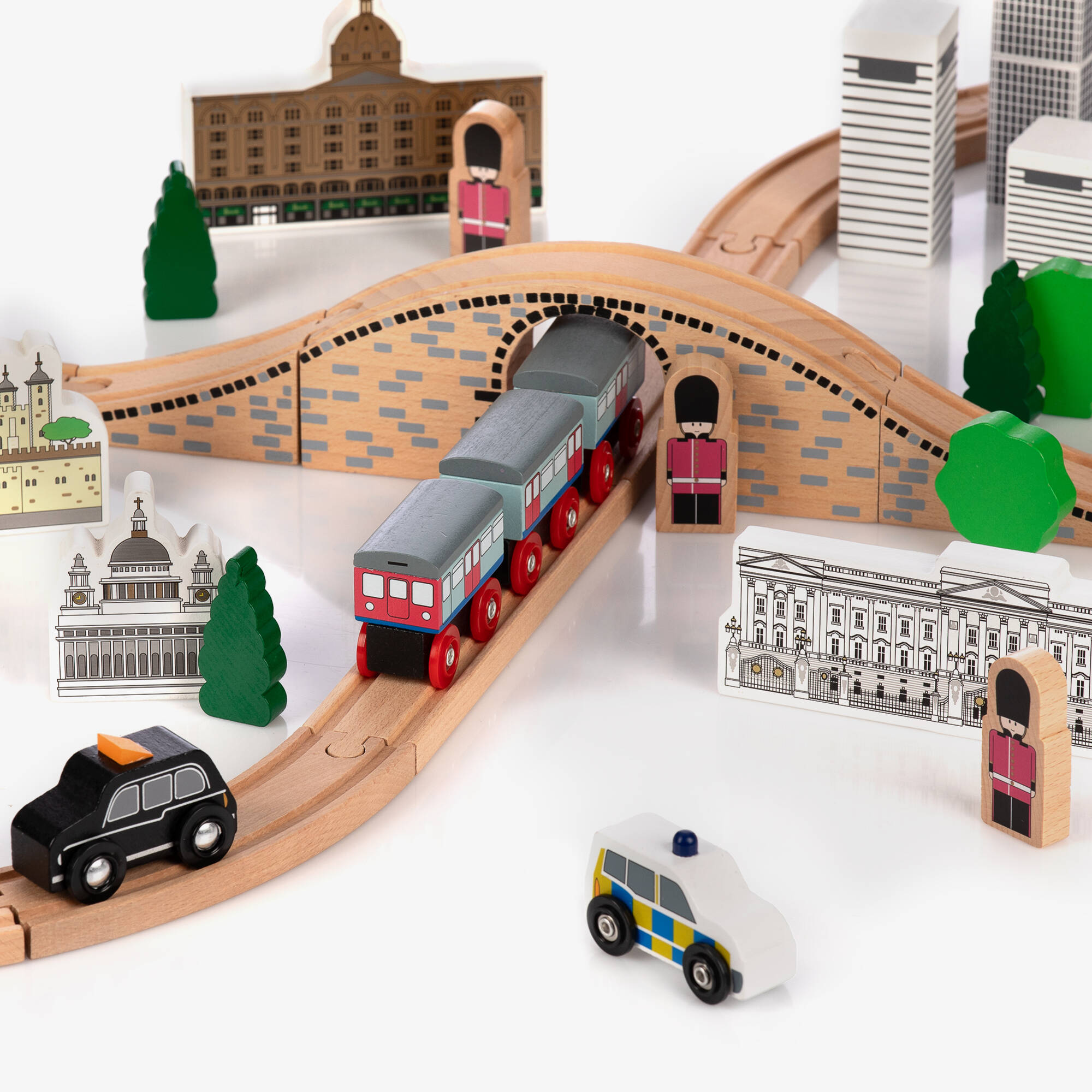 Bigjigs - Wooden City of London Train Set (104cm) | Childrensalon