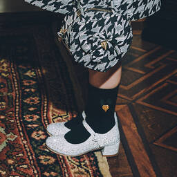 Angel's Face-حذاء بسيّر وكعب لون فضّي برّاق مزين بديامنتي | Childrensalon