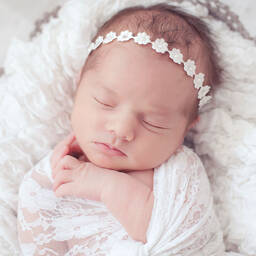 Cute Cute-طوق ورود ساتان لون عاجي مزين بديامنتي | Childrensalon