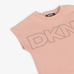 DKNY-تيشيرت بطبعة شعار لون زهري داكن للبنات | Childrensalon