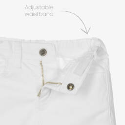 إEmporio Armani-شورت تشينو قطن تويل لون أبيض للمواليد | Childrensalon