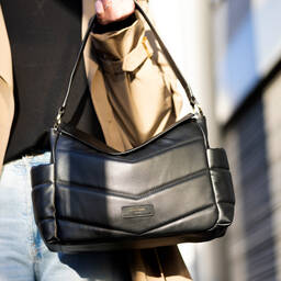 Storksak-حقيبة لمستلزمات الأطفال جلد لون أسود (32 سم) | Childrensalon