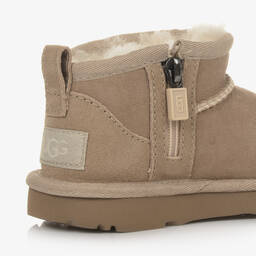 UGG-بوت جلد شامواه لون بيج | Childrensalon