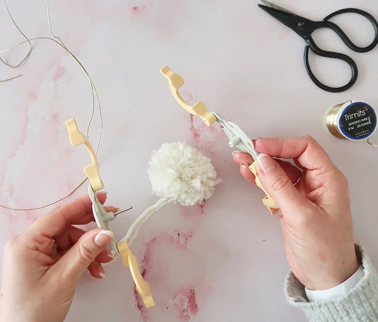 how to use a pom pom maker, how to use pompom maker, best pom pom maker, pom pom maker diy, pompom maker uk, pom pom maker tutorial, using a pompom maker, pom pom maker tool, pompom maker instructions, quick pom pom maker, how to make a 7 cm pom pom, how does a pom pom maker work